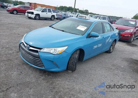 2015 Toyota Camry Hybrid Le z USA, uszkodzony, nr VIN 4T1BD1FK7FU173300
